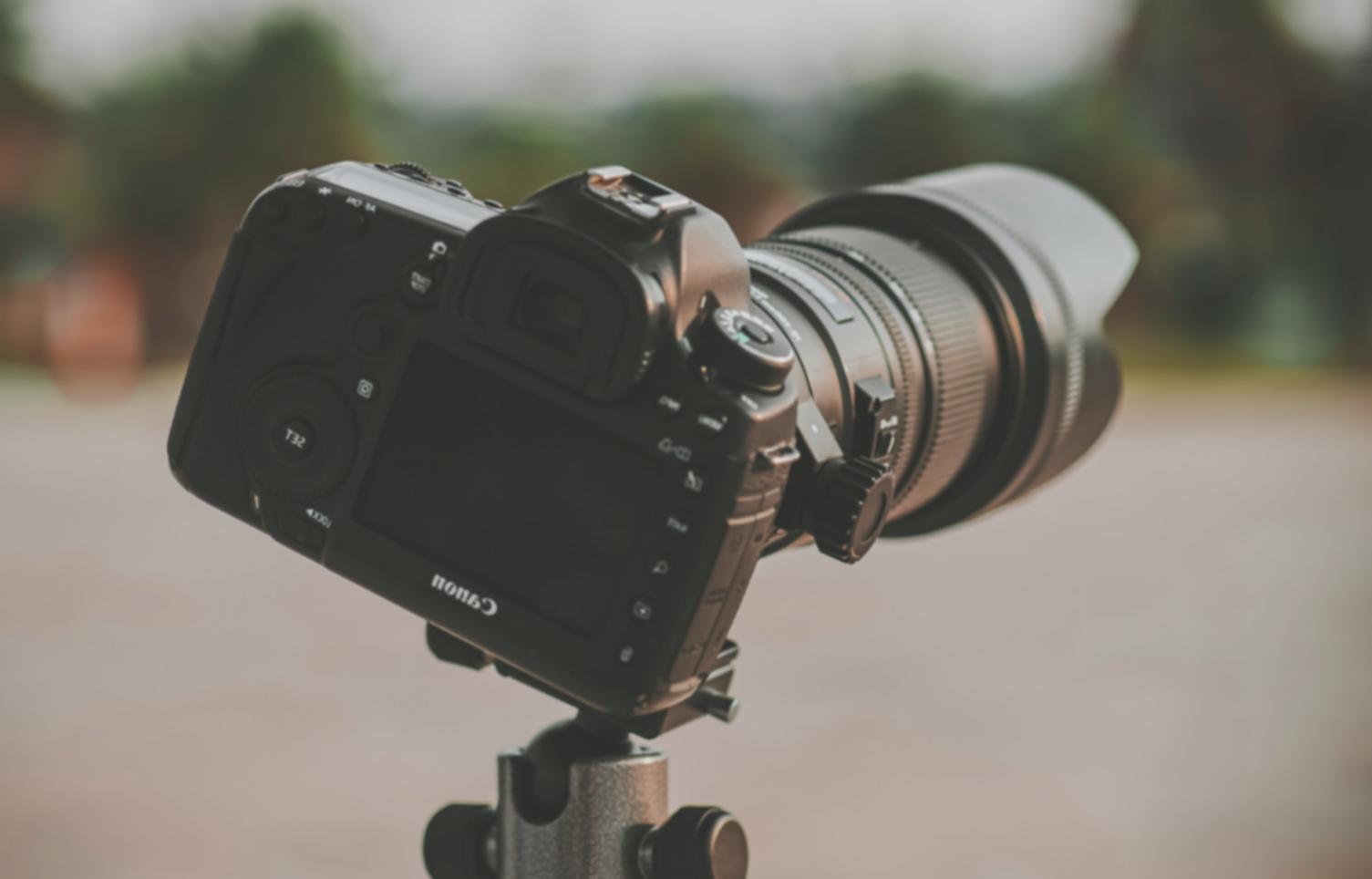 Dettaglio timeline di montaggio video professionale